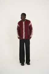 Sweater de rayas verticales rojas y blancas con tejido suave y esponjoso de efecto cepillado. Con cuello de canalé.