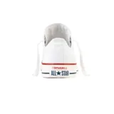 Championes Converse Chuck Taylor All Star de lona color blanco con detalles en rojo y azul.