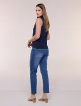 Musculosa tejida de marca Elie Tahari, color blanco, con cuello con solapa y escote V pronunciado, confeccionada en tejido de punto calado con patrón geométrico.