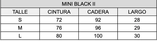 Minifalda plisada de cuero sintético color negro, con diseño de tiro bajo y detalle de cordones laterales. Incluye short interno incorporado.