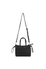 Cartera tipo morral y bandolera de color negro, con doble asa superior, correa ajustable y desmontable, y detalles de cordones en los laterales.