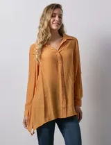 Camisa larga de rayón, con cuello clásico, cierre frontal con botones y mangas regulables con presilla. Presenta un diseño holgado con tajos laterales en el ruedo.