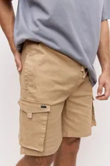 Bermuda cargo de gabardina color beige, con bolsillos laterales con solapa y cordón ajustable en la cintura.