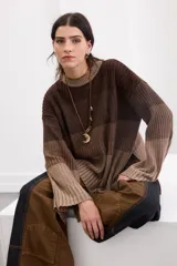 Sweater de punto con diseño en bloques de tonos marrones y tostados, cuello redondo y mangas largas amplias.