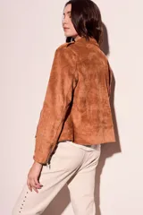 Campera marrón de gamuza sintética, estilo biker con cierre cruzado y cuello con solapas.