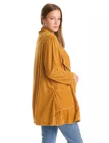 Blazer abierto de terciopelo color mostaza, con cuello solapa y diseño fluido de corte largo.