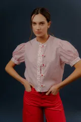 Blusa de algodón a rayas rosadas y blancas, con mangas cortas abullonadas, cuello mao y detalles de tela estampada floral en la botonera y los puños.