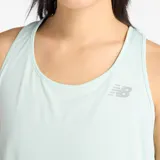 Musculosa deportiva New Balance de mujer, con tecnología de secado rápido NB DRYx, diseño de espalda cruzada y logo reflectante en el pecho.