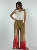 Pantalón de viscosa con estampado degradado de color rojo a marrón.
