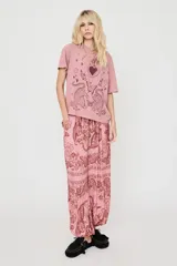Pantalón ancho color rosa con estampado estilo bandana, diseño holgado y cintura elástica con cordón ajustable.