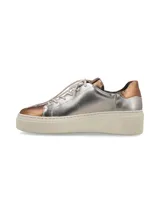 Sneaker de plataforma con diseño minimalista, confeccionado en cuero metalizado en tonos plata y cobre. Presenta cordones de algodón al tono y suela de goma elevada en color crema.
