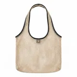 Cartera tipo hobo confeccionada en malla de color beige con detalles y asas en color negro.