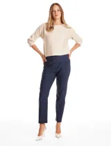 Pantalon de corte slim fit con pretina ancha elastizada y diseño pull-on. Cuenta con cinco bolsillos funcionales y un acabado limpio sin cierres ni botones.