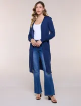 Cardigan largo de punto liviano y suave, de color blanco, con diseño abierto al frente, mangas largas con puños acanalados y bolsillos frontales aplicados.
