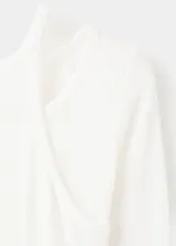 Camiseta de canalé color blanco, de manga larga y diseño entallado con cuello halter y detalles de aberturas.