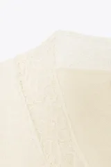 Jersey negro de manga larga con escote en V adornado con encaje negro.