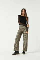 Top de manga larga confeccionado en tejido de tul con transparencias, de corte ajustado y cuello redondo.