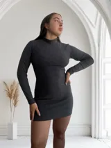 Vestido corto gris topo de lanilla, con cuello alto y mangas largas.