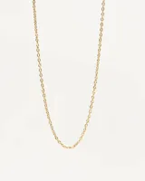 Collar de cadena dorada de eslabones pequeños.