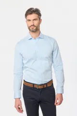 Camisa de vestir blanca de corte clásico, con mangas largas, cuello camisero y cierre frontal de botones.