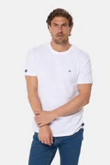 Remera básica de algodón color azul marino, de manga corta, con cuello redondo y logo bordado en el frente.