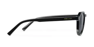 Lentes de sol Achawen All Black con montura geométrica en relieve y lentes polarizadas negras.