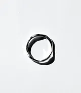 Anillo de plata 925 con diseño orgánico irregular.