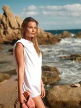 Camiseta blanca oversize de algodón, con cuello a la base y manga corta. Presenta una gran estampa en la espalda y un detalle estampado en la parte delantera.