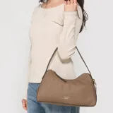 Cartera tipo hobo Guess modelo Jasmin de color marrón, confeccionada en símil cuero con herrajes dorados y el logo de la marca en la parte frontal. Cuenta con cierre superior y una sola asa ajustable.