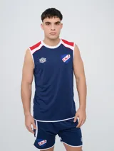 Musculosa deportiva Umbro del Club Nacional de Football, modelo Protraining, color azul marino con detalles en rojo y blanco en los hombros y el cuello. Incluye el escudo del club y el logo de Umbro.