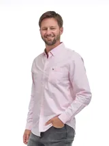 Camisa de manga larga en color rosado, confeccionada en tejido de algodón con cuello abotonado y bolsillo frontal con logo bordado.