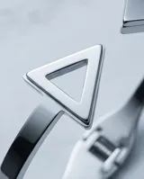 Pulsera rígida abierta de acero plateado, con diseño minimalista que presenta dos triángulos en los extremos.