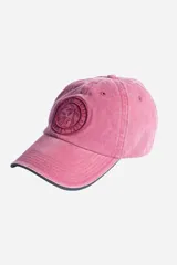 Gorro con visera color rosa con efecto gastado. Presenta un parche circular con un logo bordado de una palmera y texto. Tiene una hebilla ajustable en la parte posterior.