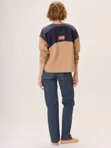 Pantalón de jean recto, color azul oscuro gastado, confeccionado en gabardina de algodón. Presenta pespuntes y atraques en contraste de color.