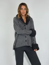 Saco marrón con rayas verticales en tonos beige, con cuello y puños de tejido rizado. Cierre frontal con botones.