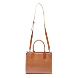 Cartera tipo tote de cuero texturizado color suela, con doble asa de mano y correa larga ajustable y extraíble. Presenta el logo de la marca grabado en el centro y cierre superior.