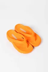 Sandalias tipo ojotas color rosa con plataforma y suela track.