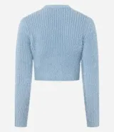 Cardigan cropped de punto color rosa claro, con textura de pelito, cuello en V, mangas largas, cierre frontal con botones y bolsillos delanteros.