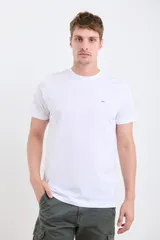 Remera de hombre color terracota, de manga corta y cuello redondo, con un pequeño logo bordado en el pecho.