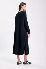 Vestido largo negro de tejido de punto con mangas largas y corte recto.