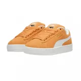 Championes Puma modelo Suede XL, color azul vibrante con detalles en blanco. Presentan un diseño clásico de gamuza con cordones anchos, suela de goma texturizada y el logo de la marca en dorado en el lateral.