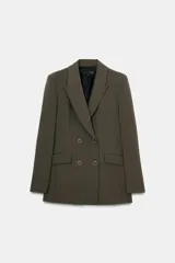 Blazer de cuello solapa y manga larga con hombreras, color verde militar. Presenta bolsillos delanteros con solapa y cierre frontal cruzado con botones.