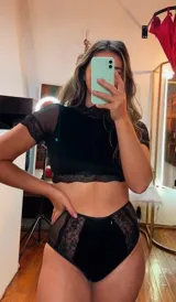 Conjunto de lencería compuesto por un top de cuello alto con mangas cortas y una bombacha de tiro alto. Ambas piezas combinan paneles de terciopelo, microtul transparente y detalles de encaje elastizado.