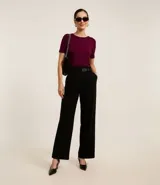 Blusa básica color mostaza, con escote redondo y manga corta.