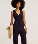 Pantalón pantalona de ribana color negro, con cintura elástica y textura acanalada.