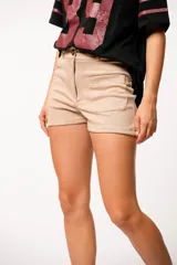 Short de gamuza color borgoña, con bolsillos delanteros y cintura alta.