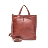 Bandolera grande de cuero color marrón, con diseño cuadrado, doble asa de mano y correa larga ajustable y extraíble. Cuenta con cierre superior y logo de la marca grabado en el frente.