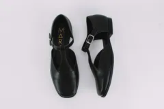 Zapato flat color ladrillo de cuero, con corte en forma de T y hebilla dorada.