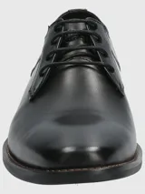 Zapato de vestir formal tipo derby, confeccionado en cuero vacuno con cordones al tono y suela de goma resistente.