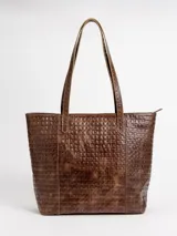 Cartera tote de cuero natural color beige, con doble asa larga para hombro y cierre superior con broche.